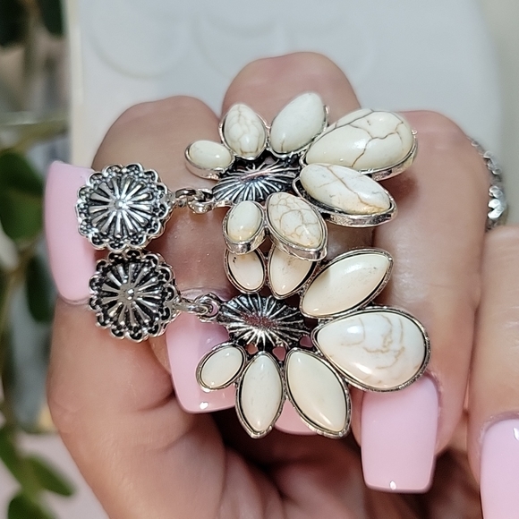 Ariat Jewelry - 🔥LAST PAIR🔥 Stagecoach Howlite Boho Drop Earrings